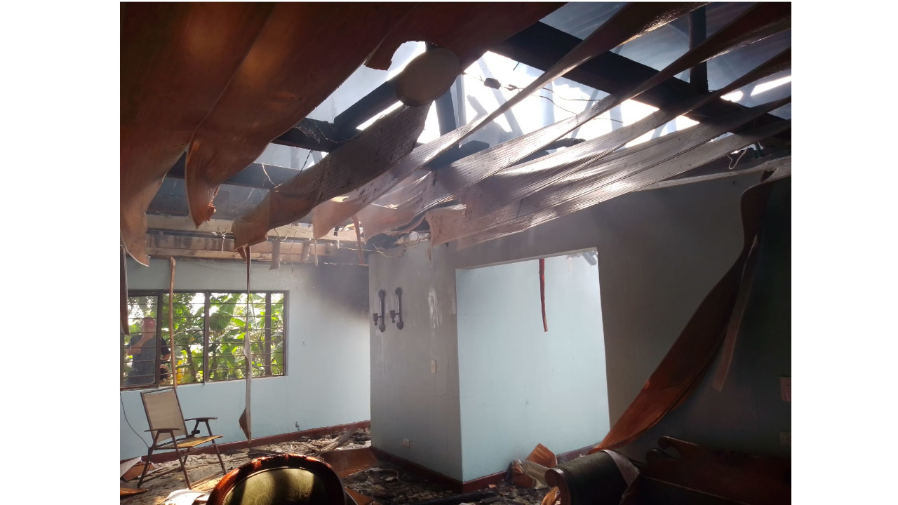 Incendio consumió el techo de una vivienda en el Altos de Los Chorros
