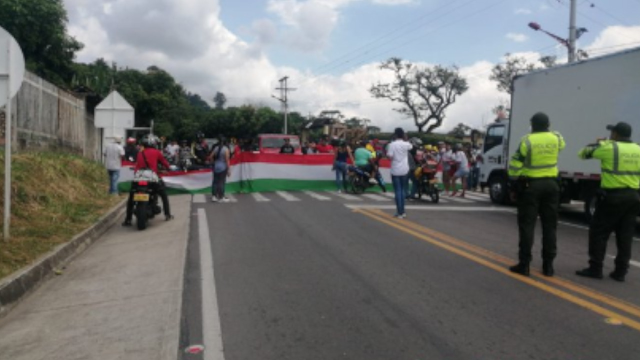 VIDEO. Levantan bloqueo en la vía Mosquera - Girardot tras suspender la implementación de los parquímetros