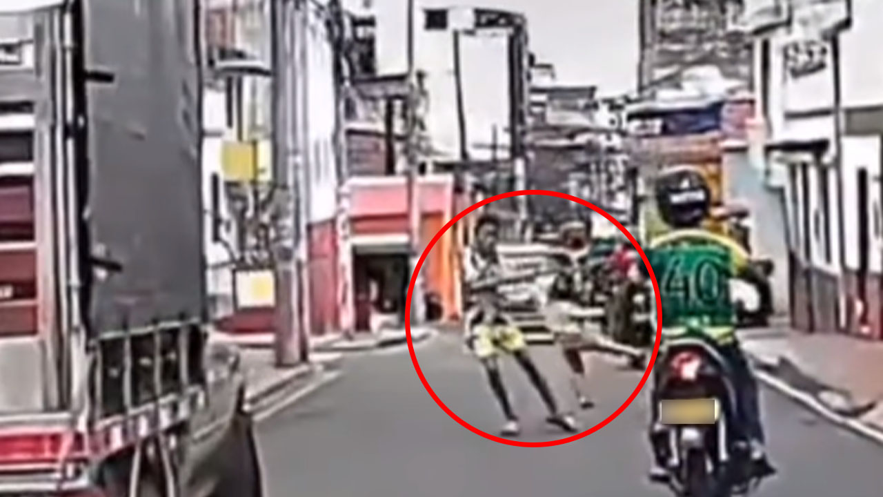 Niña casi es atropellada por una motocicleta en Bucaramanga