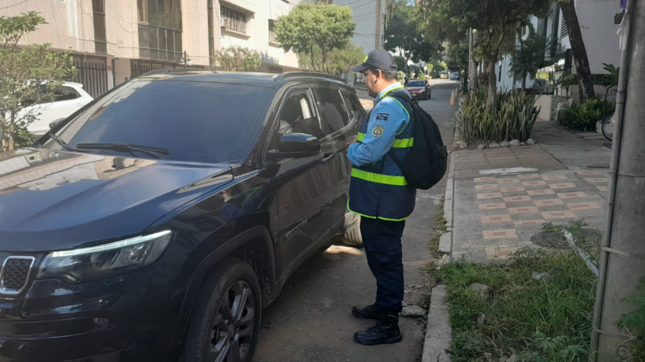 ¿Le gusta andar con los vidrios del carro polarizados? No se confié, lo pueden multar