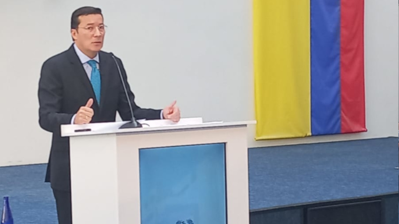 No puede haber un solo colombiano sin identificación: Penagos