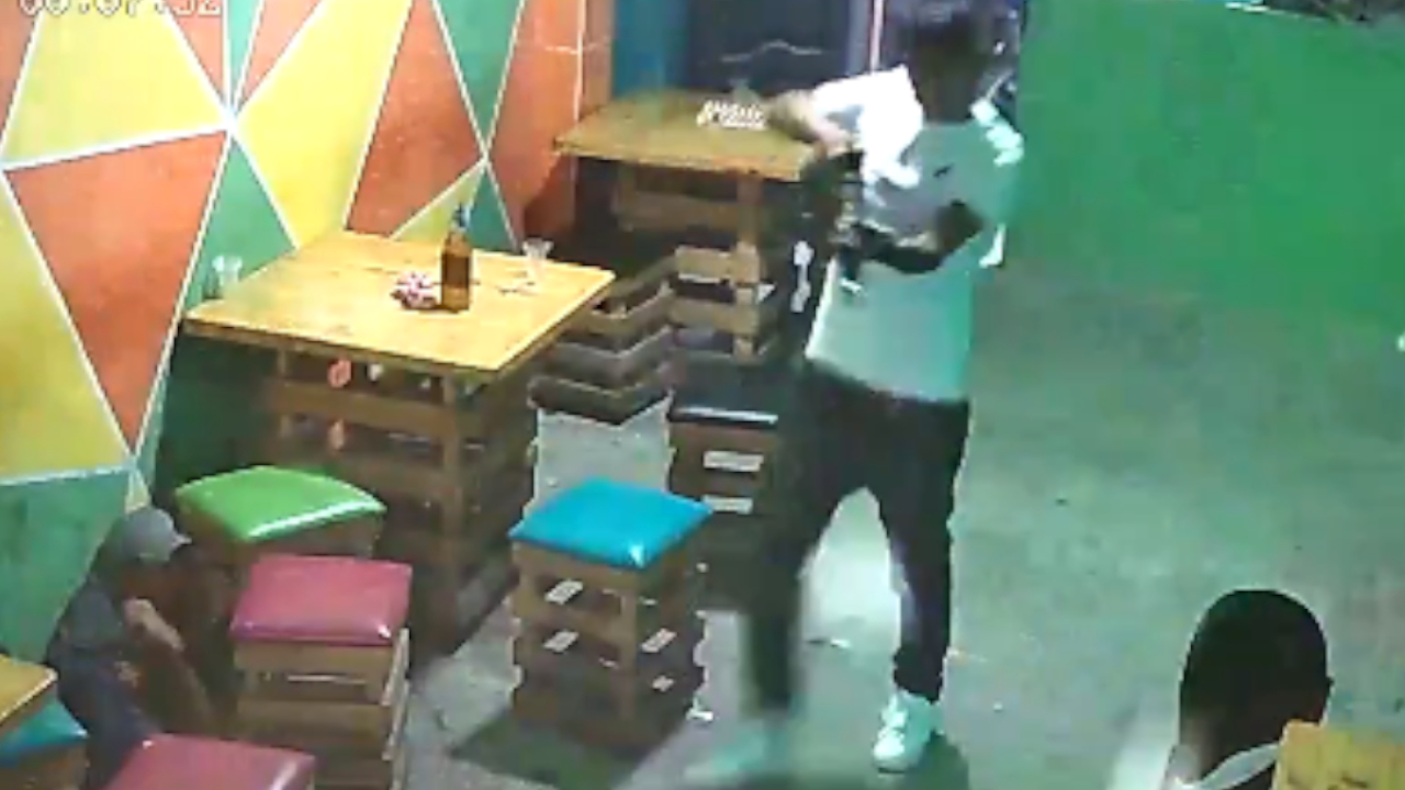VIDEO. En medio de un tiroteo hombre se escondió detrás de los butacos del bar y se salvó, cuatro murieron