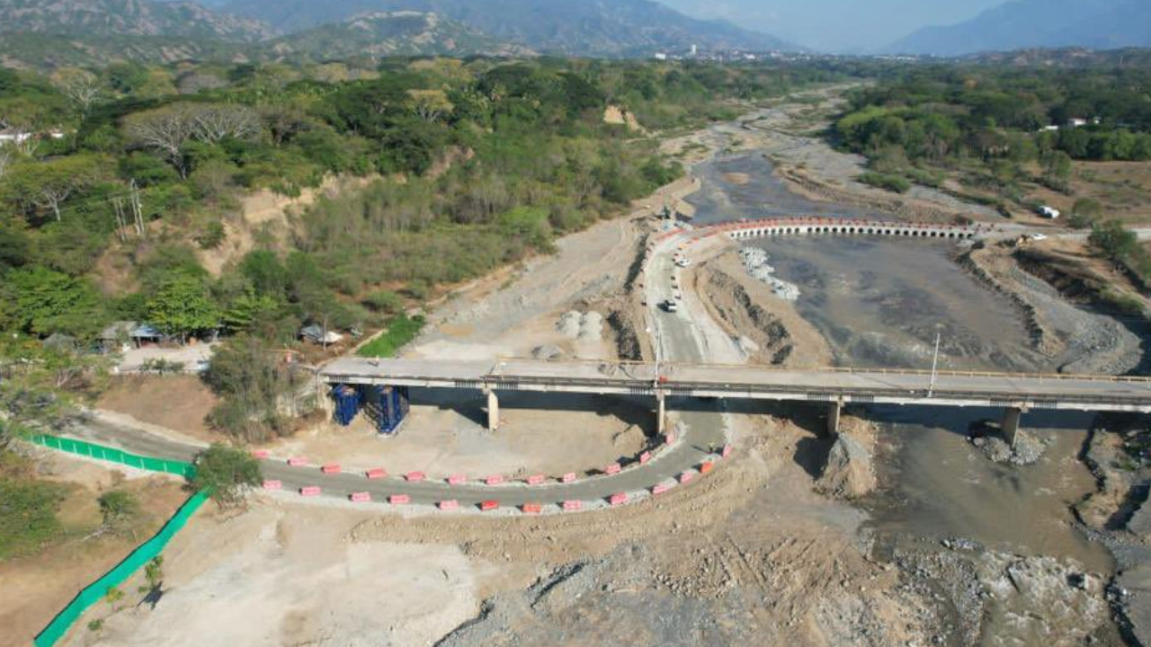 VIDEO. Ya hay paso por el rio Tonusco, se habilitó un puente provisional