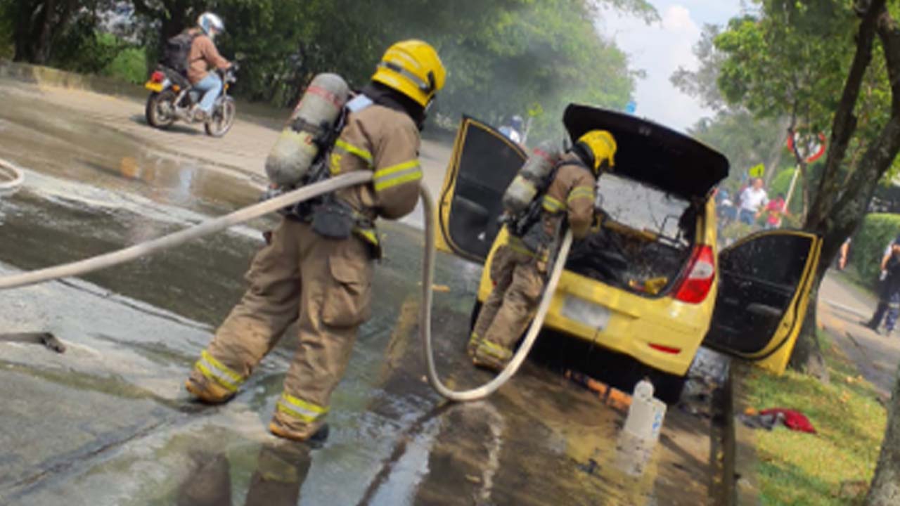 Bomberos de Cali atendieron emergencia: taxi que se incendió