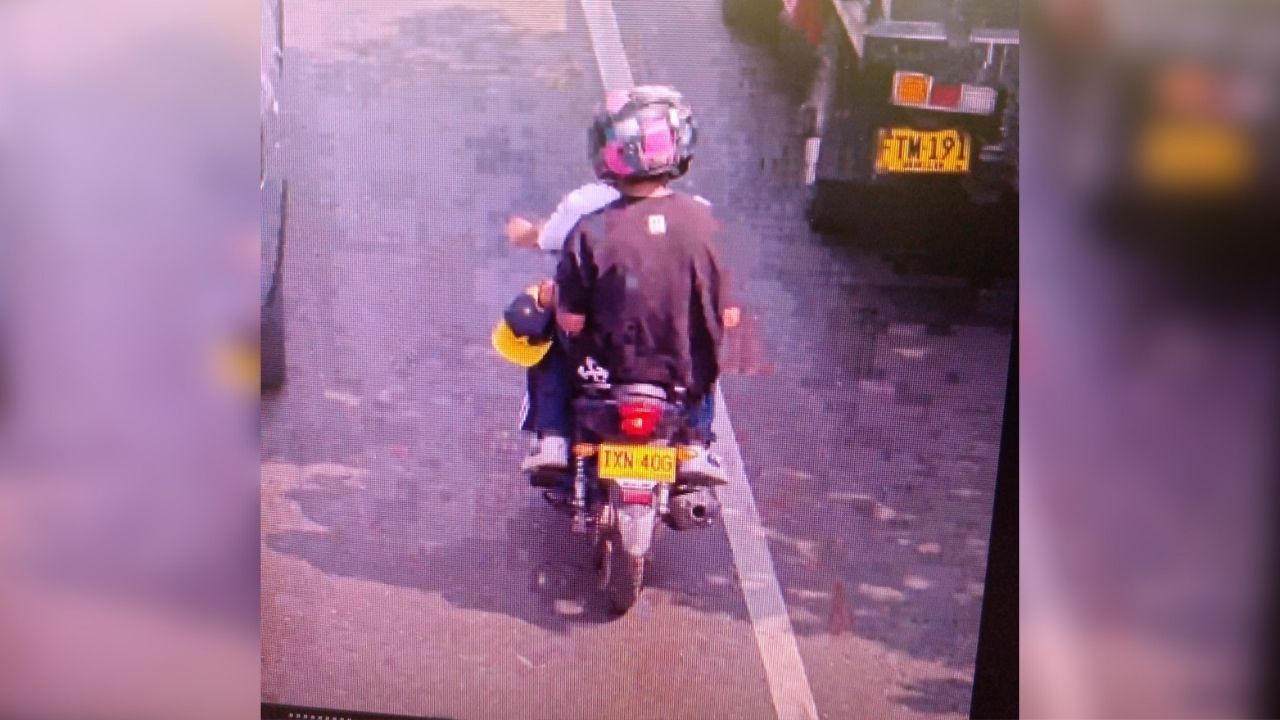 Cámaras de seguridad captan moto hurtada, dos capturados con arma de fuego en Medellín