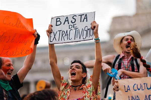 Argentina da marcha atrás en vales educativos y derogación de instituciones culturales