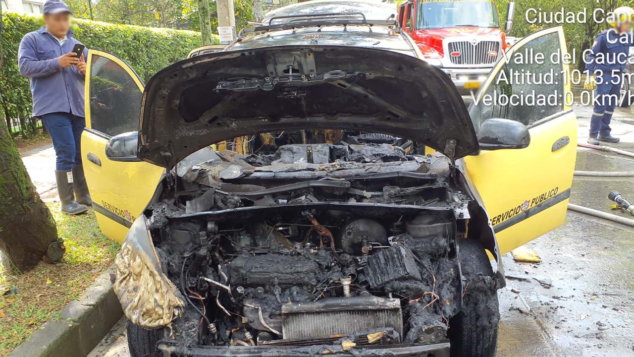 Bomberos de Cali atendieron emergencia: taxi que se incendió