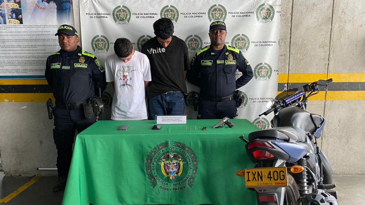 Cámaras de seguridad captan moto hurtada, dos capturados con arma de fuego en Medellín