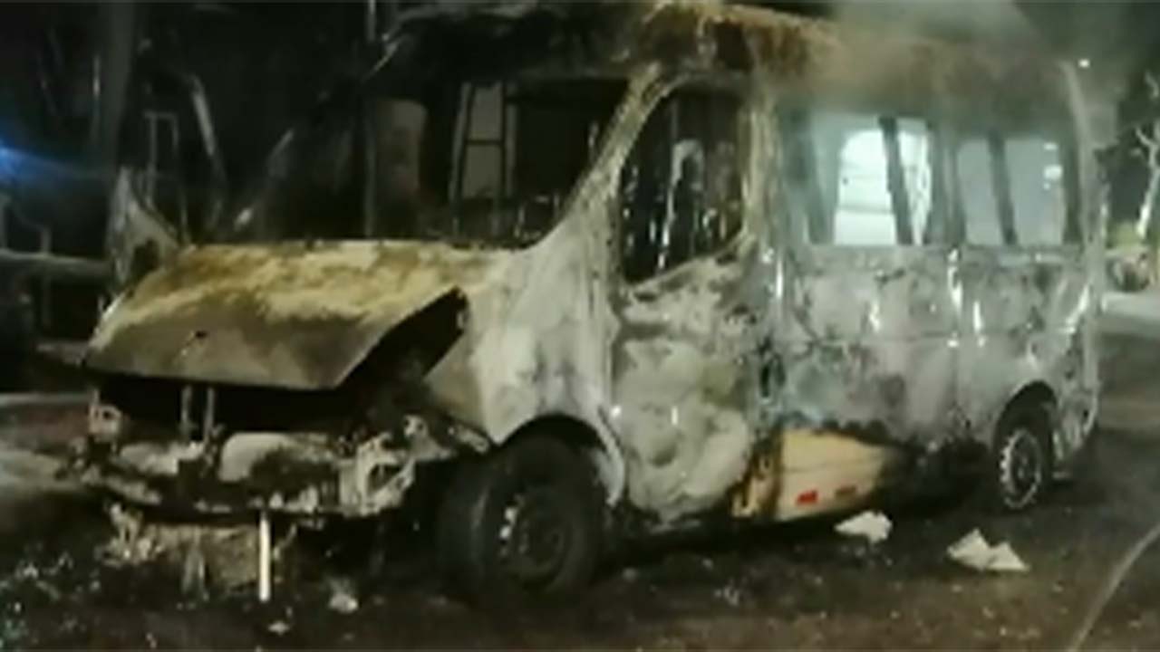 En Huila queman ambulancia, sujetos en moto le prendieron fuego