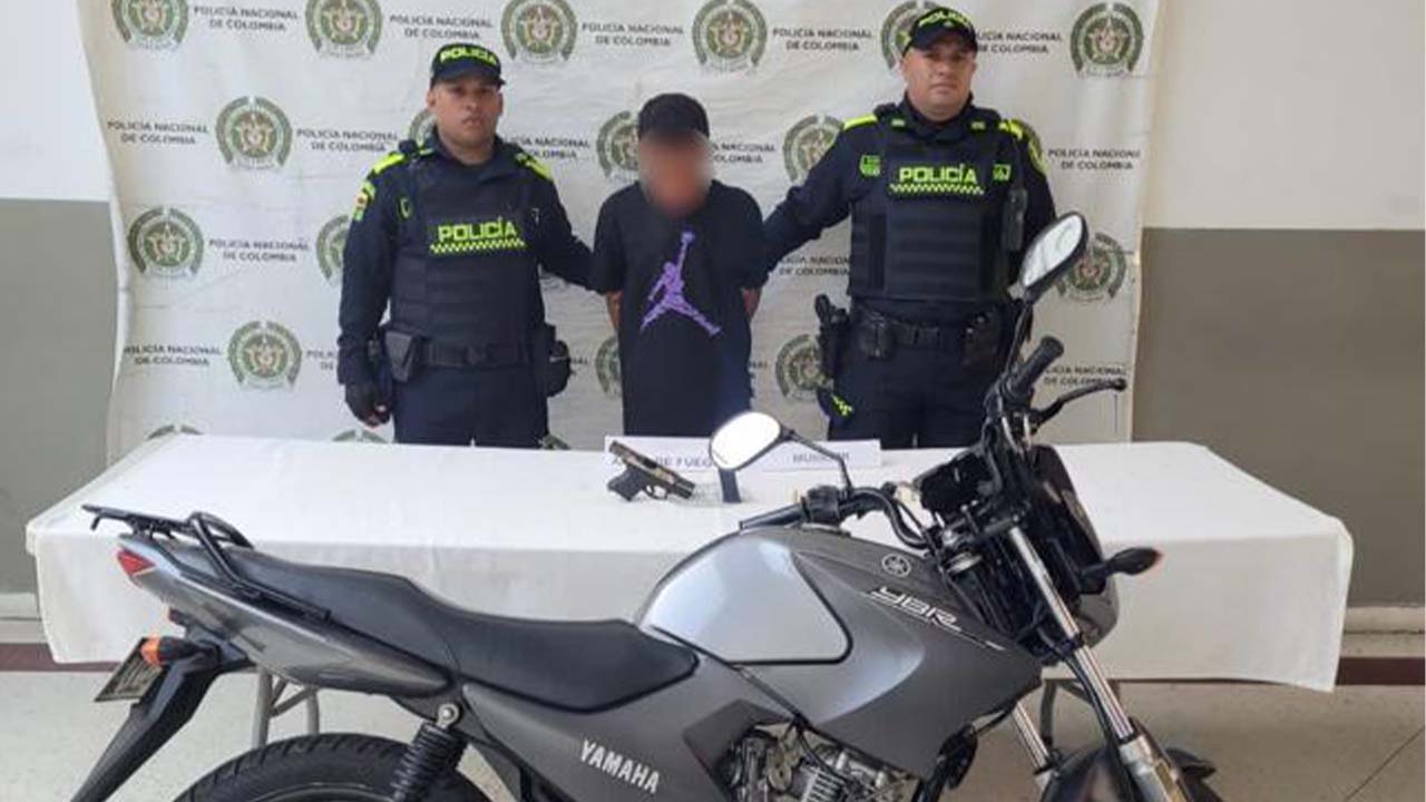 VIDEO. En Bello capturan a un hombre en flagrancia mientras escondía un arma de fuego en el tacómetro de su motocicleta