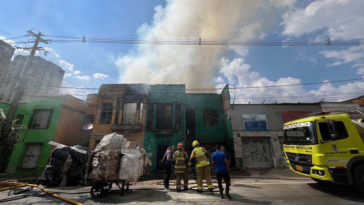 Reportan incendio en el centro de Medellín ¡Sale mucho humo!