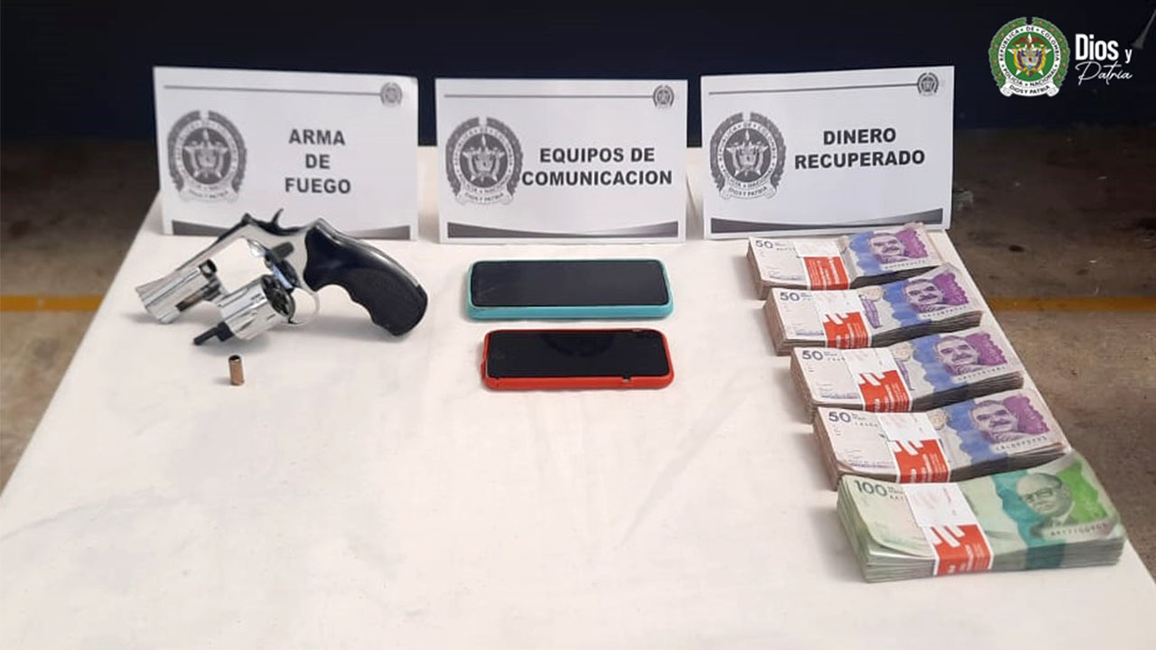 FOTOS Y VIDEO. Cogieron a ladrón con arma de fuego en San Pedro de los Milagros, iba a apoderarse de $30 millones 3 4 Cogieron a asaltante con arma de fuego en San Pedro de los Milagros iba a apoderarse de 30 millones