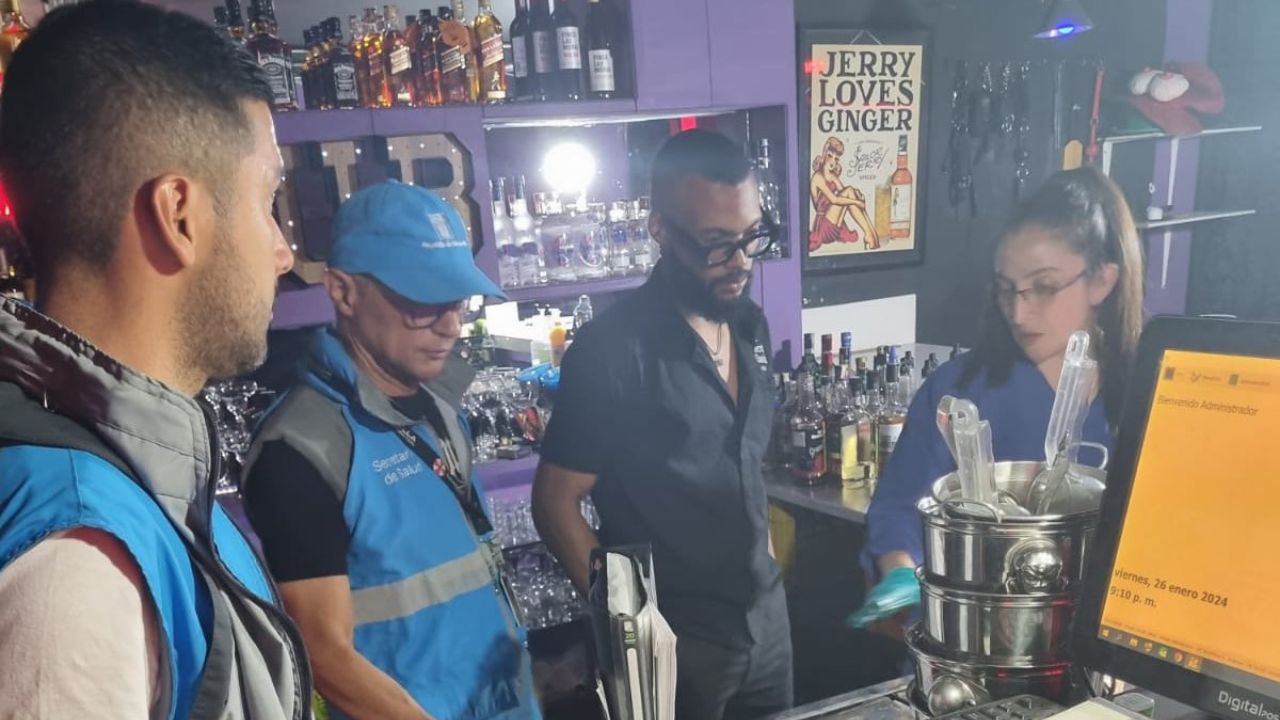 Bares sellados en la avenida 33 por licor falsificado y baja sanidad