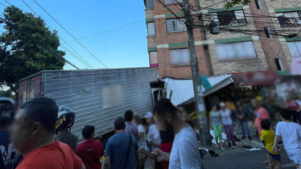 Colisión entre un taxi y un camión en barrio Nuevo, Bello