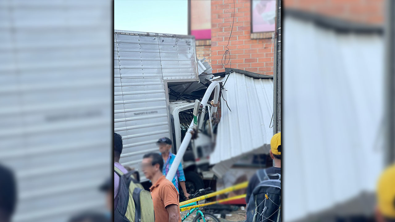 Colisión entre un taxi y un camión en barrio Nuevo, Bellov