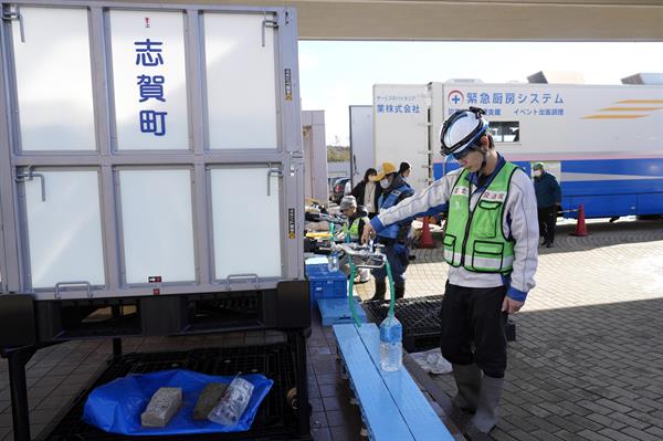 Las huellas del terremoto de Japón un mes después: 14.000 evacuados y una región en ruinas