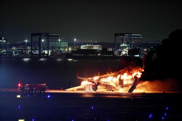 Evacuados los 379 pasajeros y tripulantes del avión incendiado en Tokio
