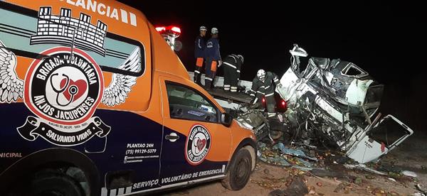 Mueren 24 personas en un choque entre un camión y un autobús en Brasil