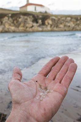 Encuentran pellets de plástico en varias playas del norte de Portugal