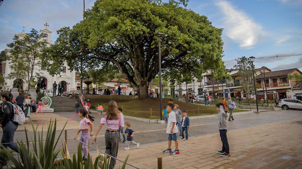 Parque principal de El Retiro: autorizan paso frente a la iglesia