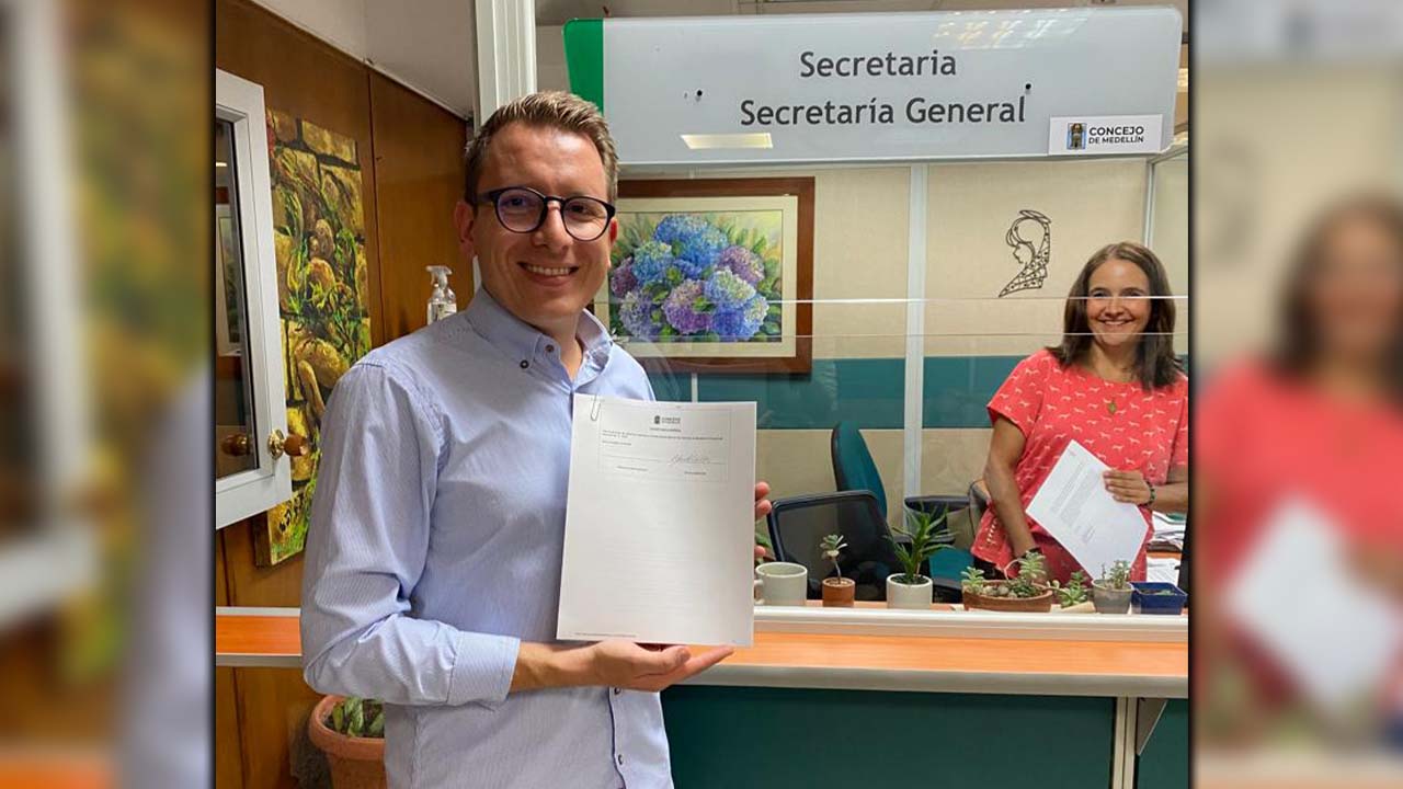 Concejal Alejandro Arias propone enseñar Educación Financiera y Emprendimiento en colegios públicos de Medellín