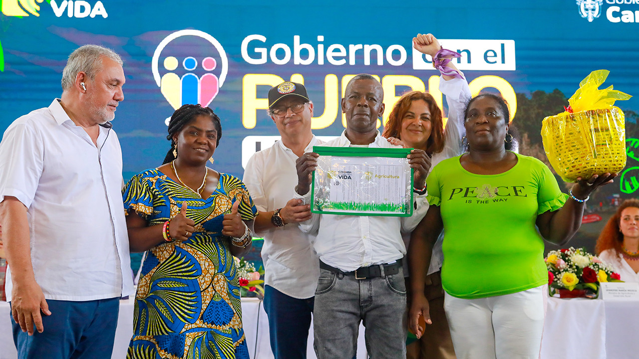 262 familias del Consejo Comunitario Afrorenacer del Micay reciben título colectivo por 28.417 hectáreas