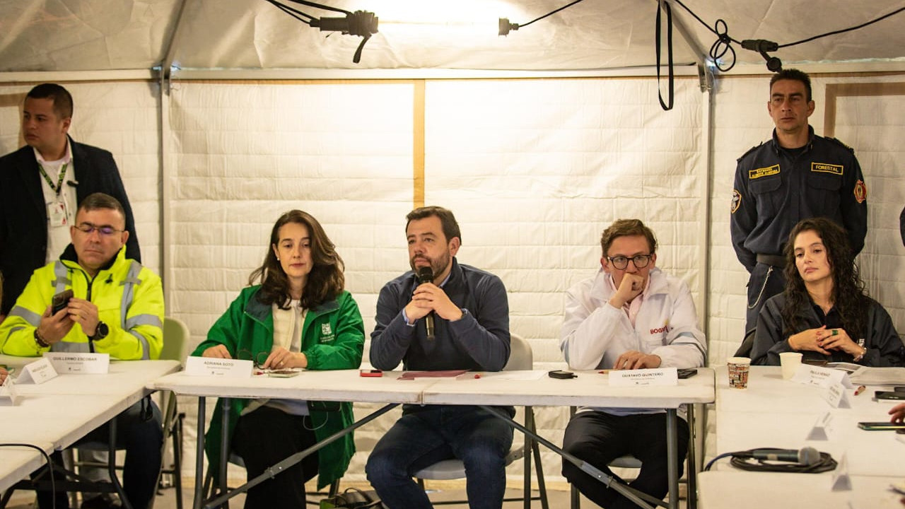 Alcalde Carlos Fernando Galán al frente del incendio en Bogotá