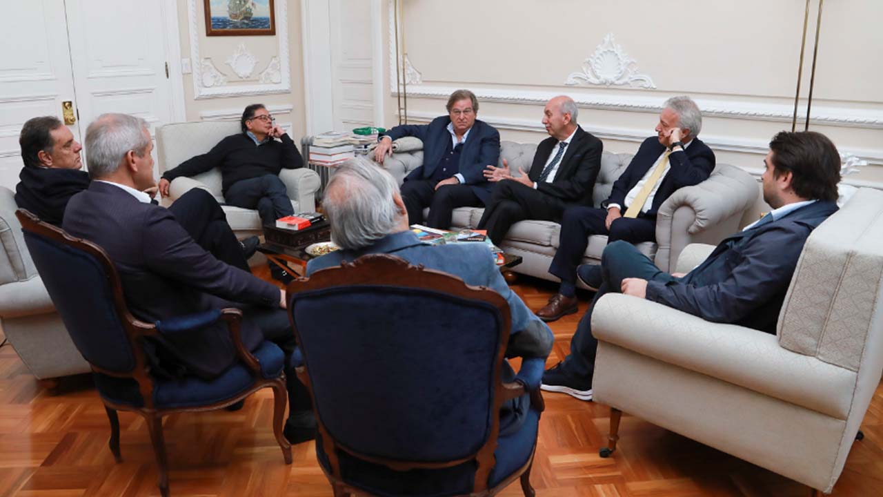 Gobierno Petro avala meganegocio de intercambio de acciones entre GEA y Gilinski