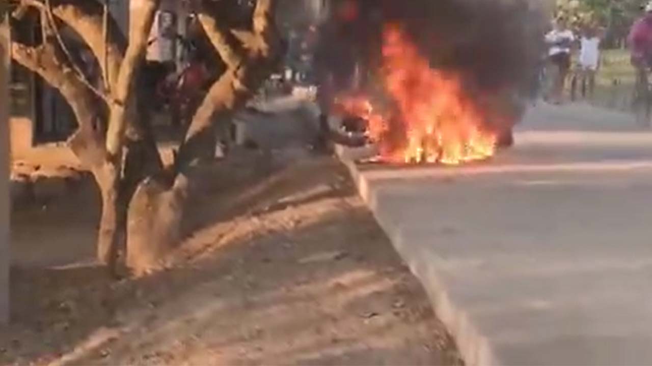 Mujer incendió la motocicleta de su esposo por infiel