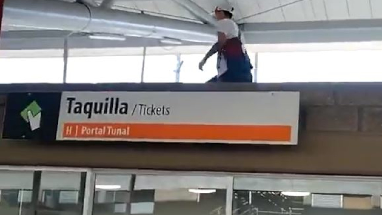 Usuarios de Transmilenio se trepan hasta el techo para no pagar