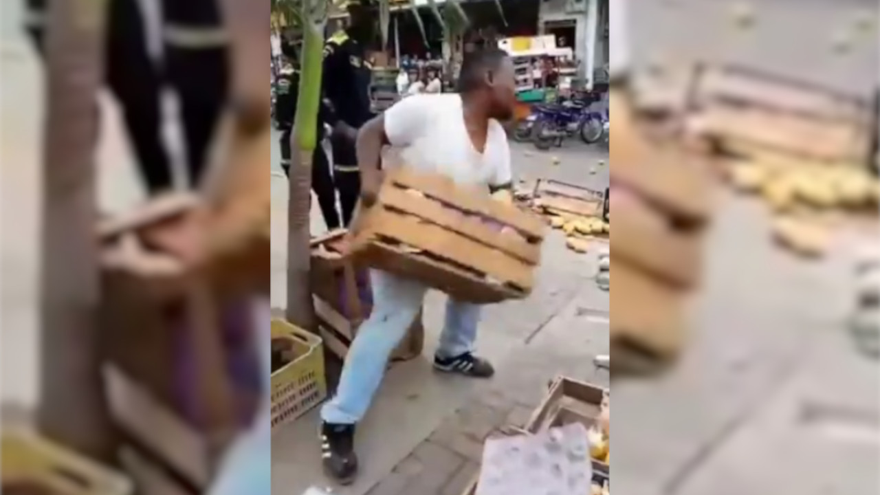 Vendedor ambulante en Yumbo, prefirió botar sus frutas antes de que la Policía la decomisara