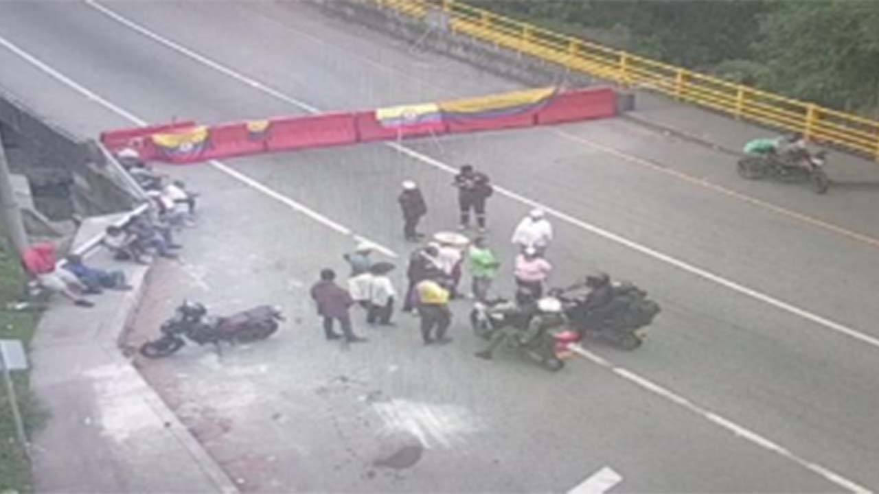 Vía al Llano está cerrada por manifestaciones