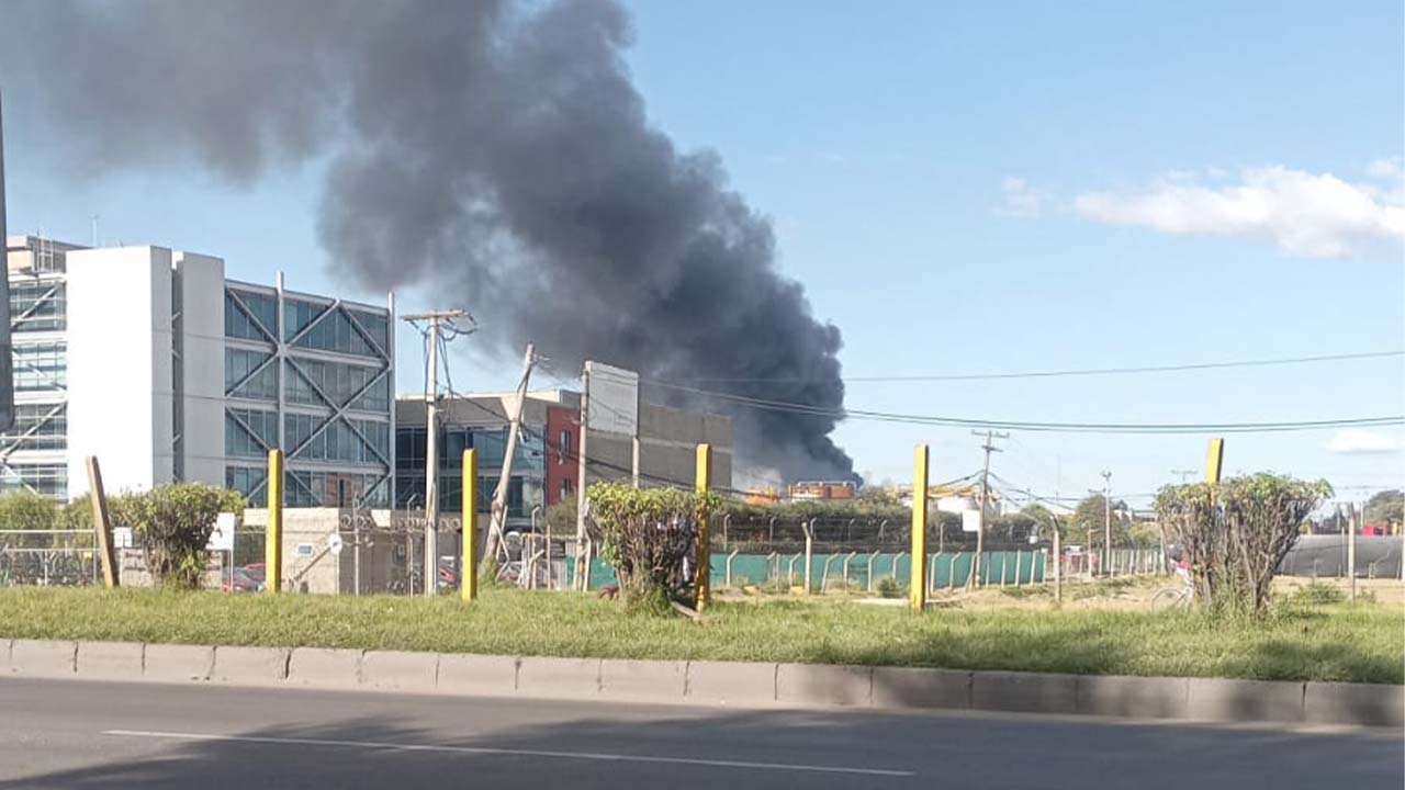 Voraz incendio a esta hora en una fábrica ubicada en Siberia, a las afueras de Bogotá