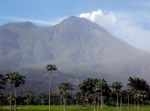 Al menos 1.500 evacuados por la erupción de un volcán al este de Indonesia