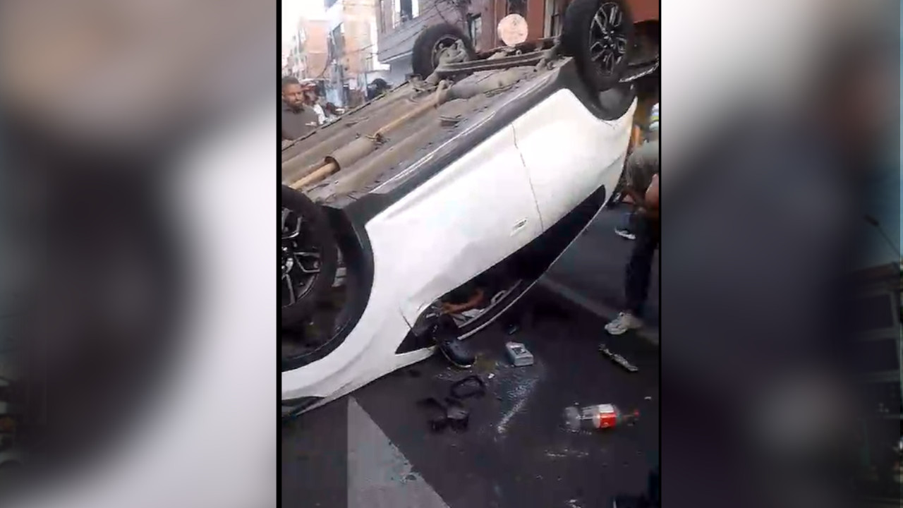 ‘Que desespero’: En Bello un carro quedó con las llantas pa´arriba, con ocupantes adentro, luego de chocar con un taxi