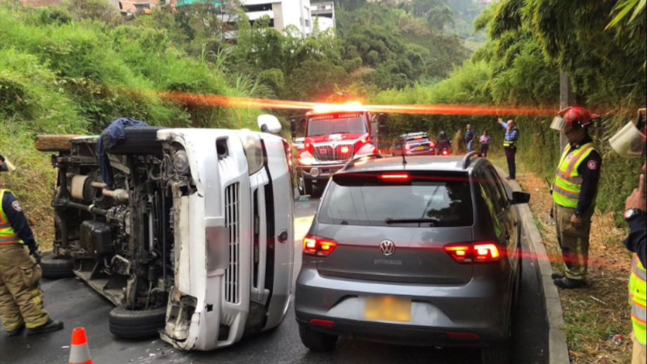 Dos volcamientos de buses escolares en Sabaneta y El Poblado