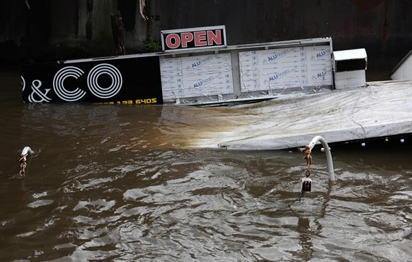 Las inundaciones en Inglaterra obligan a evacuar cientos de hogares y a cancelar trenes