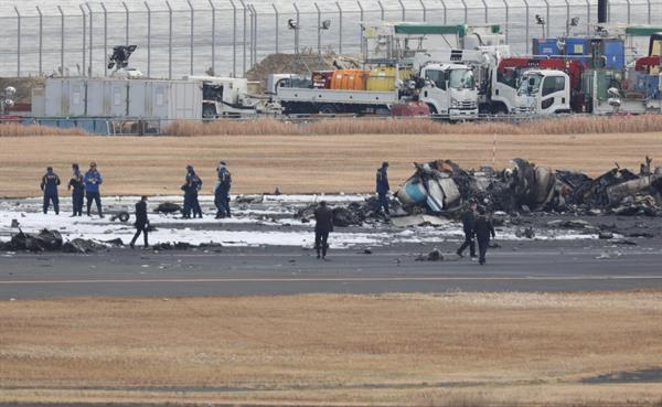 ¿Cómo fue la milagrosa evacuación del avión accidentado en Tokio?