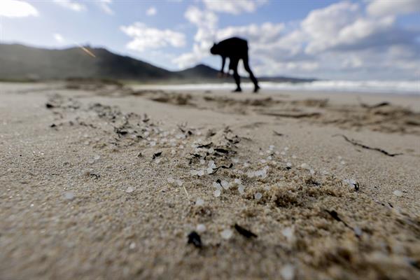 Vertido de pellets en España revive la lucha contra la contaminación por microplásticos