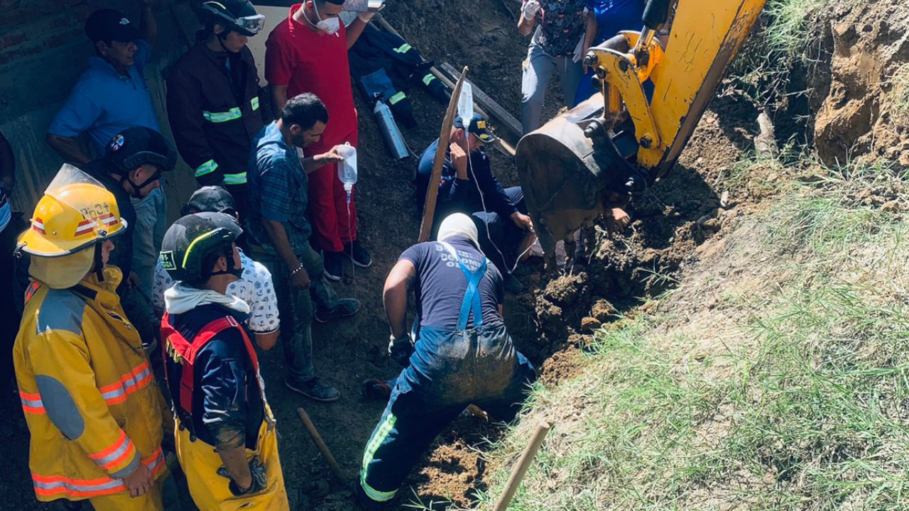 VIDEO. Bomberos lograron rescatar a dos personas que quedaron atrapadas por un derrumbe en Obando, Valle.
