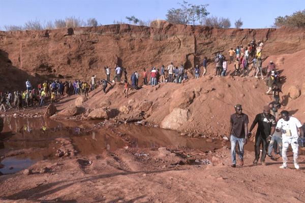 Ascienden a al menos 70 los muertos en el derrumbe de una mina de oro en Mali
