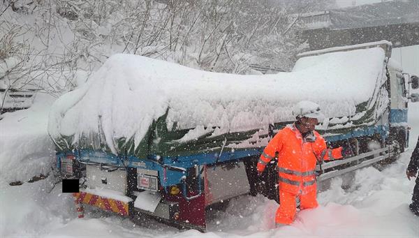 Fuertes nevadas en el centro de Japón bloquean carreteras y paralizan vuelos y trenes