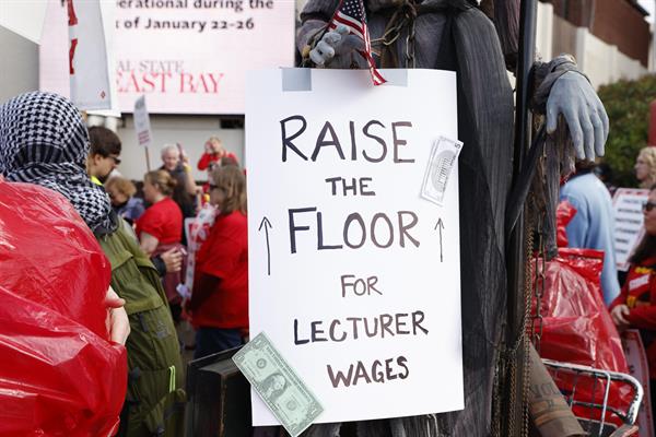 Profesores de la universidad pública más grande de EE.UU. inician huelga por un mejor salario