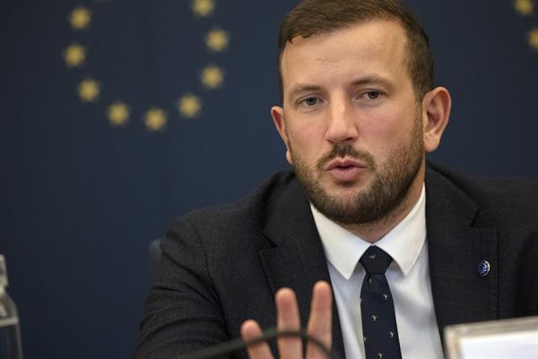 Bruselas advierte de que los pellets amenazan el mar y la pesca y ofrece ayuda a España