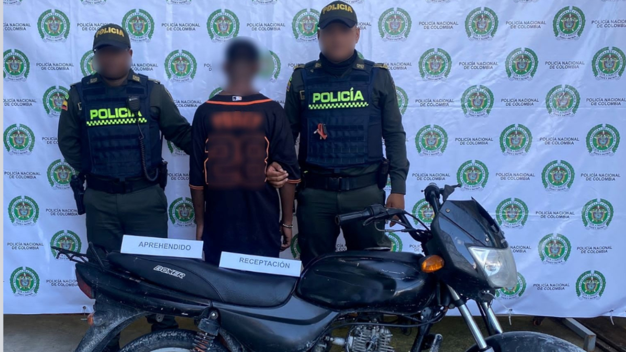 Un menor de edad iba 'muy feliz' en una moto robada y la policía lo aprehendió en Quibdó