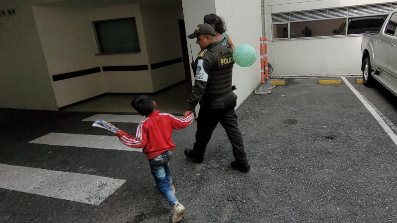 VIDEO. Mujer le entregó sus dos niños a hombre en situación de calle para que los cuidara, la Policía los rescató en el Poblado