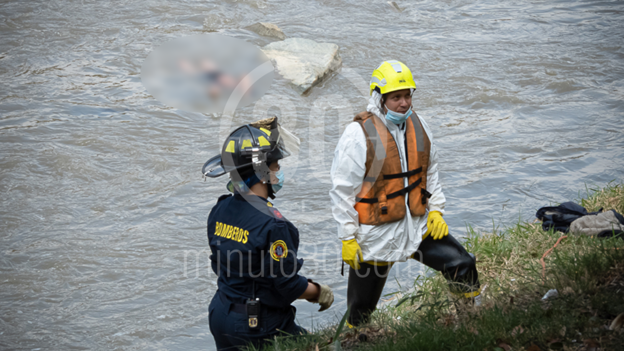 En el río Medellín encuentra cadáver flotando de una mujer