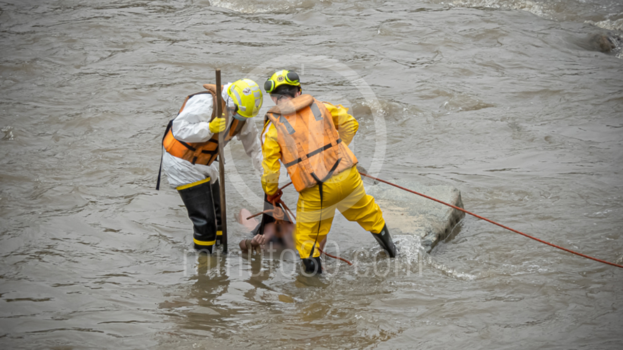 En el río Medellín encuentra cadáver flotando de una mujer