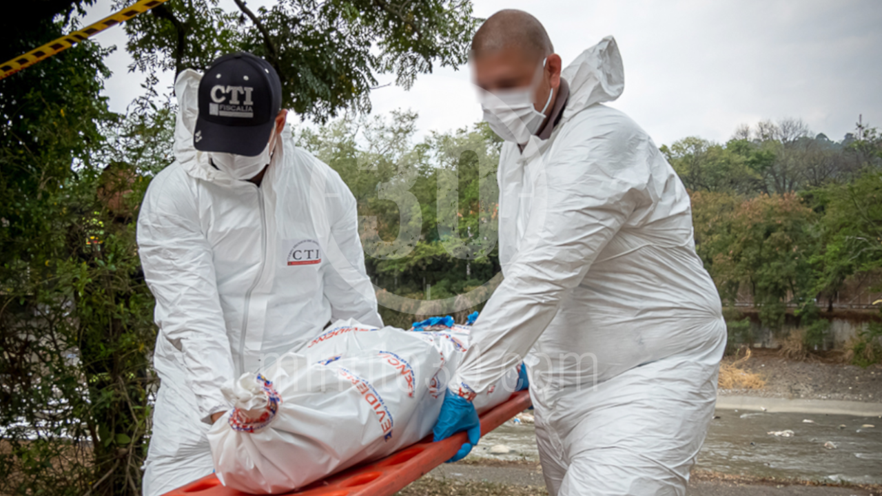 En el río Medellín encuentra cadáver flotando de una mujer