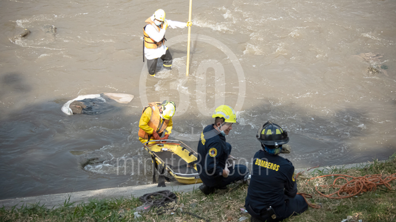 En el río Medellín encuentra cadáver flotando de una mujer